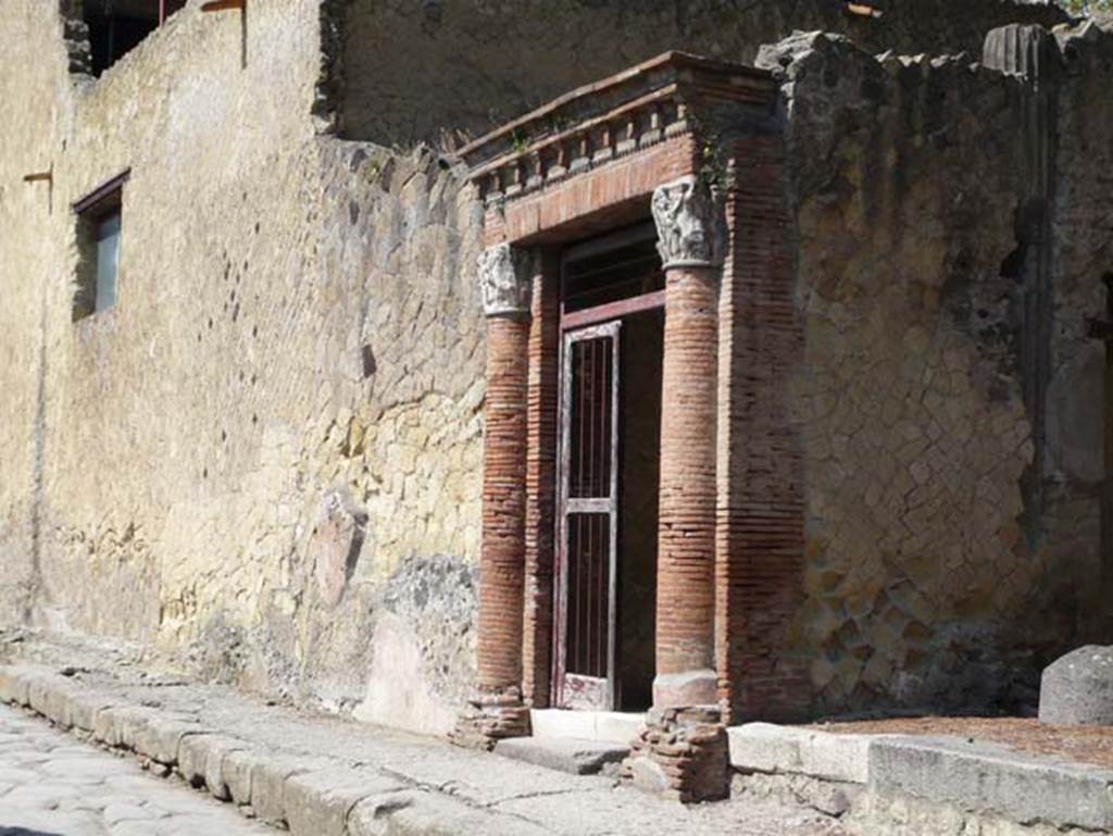 Ins. V 35, Herculaneum. May 2009. Looking north-west at entrance doorway. Photo courtesy of Buzz Ferebee.